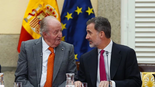 Juan Carlos I y Felipe VI charlan en una imagen de archivo Juan Carlos I y Felipe VI charlan en una imagen de archivo
