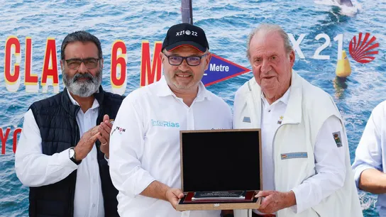 El rey emérito Juan Carlos I recoge una placa por promocionar la vela El rey emérito Juan Carlos I recoge una placa por promocionar la vela