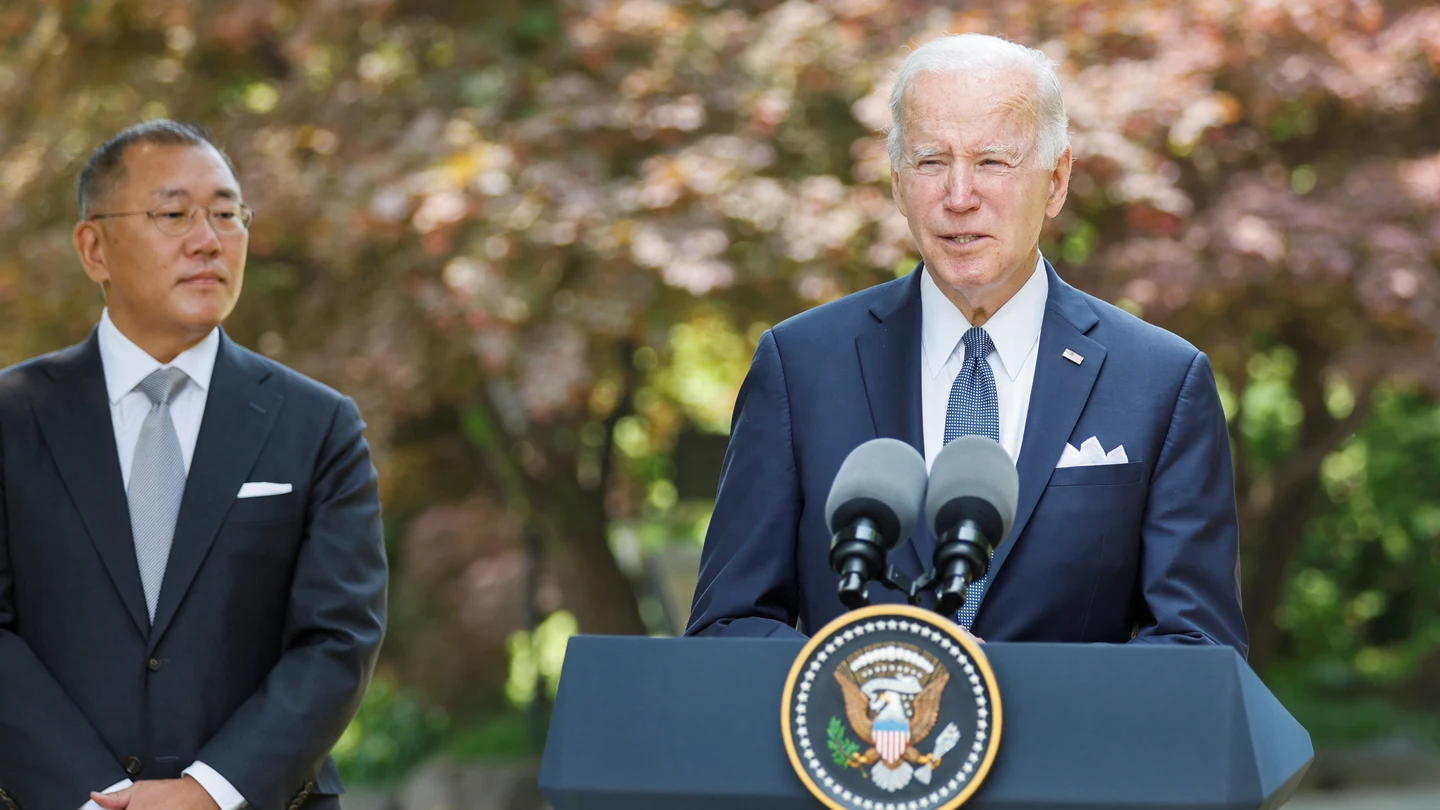 Joe Biden, acompañado por el presidente de Hyundai Motor Group, Euisun Chung Joe Biden, acompañado por el presidente de Hyundai Motor Group, Euisun Chung