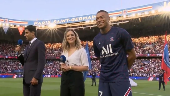 Kylian Mbappé sonríe en su acto de renovación Kylian Mbappé sonríe en su acto de renovación