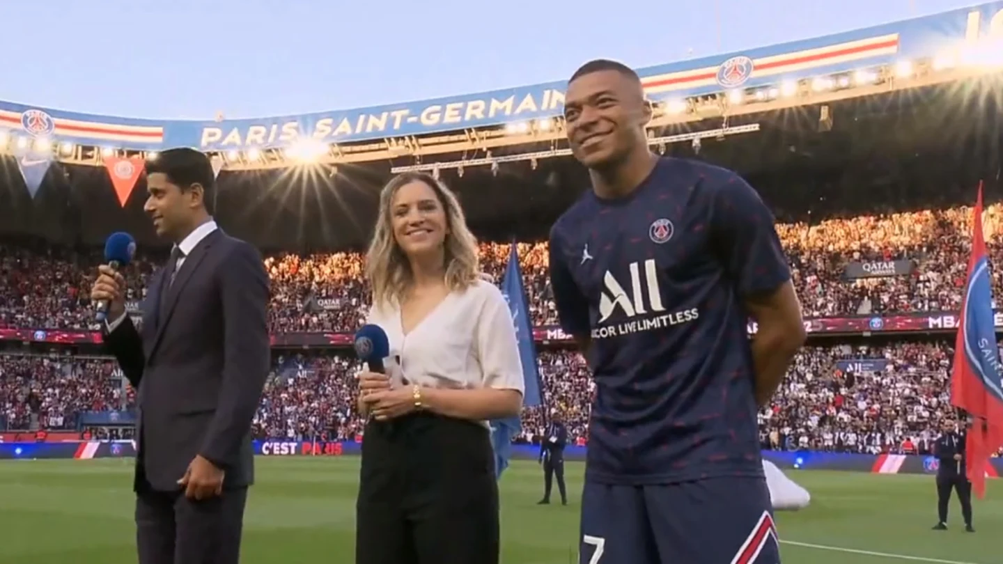 Kylian Mbappé sonríe en su acto de renovación Kylian Mbappé sonríe en su acto de renovación