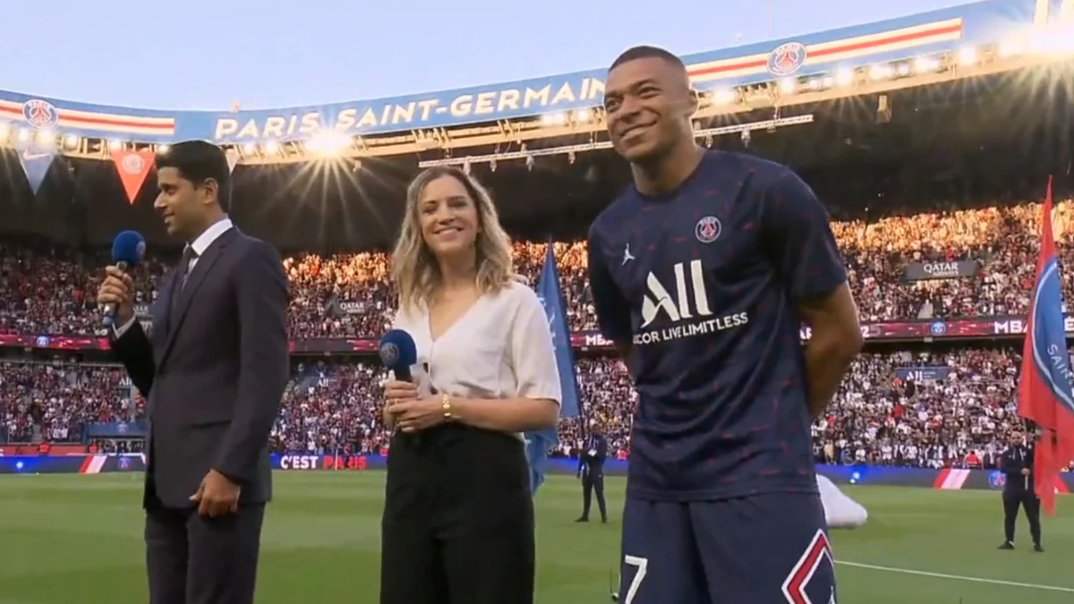 Kylian Mbappé sonríe en su acto de renovación