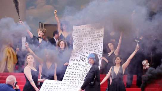 Protesta feminista en Cannes por las 129 mujeres asesinadas en Francia el último año Activismo contra los feminicidios
