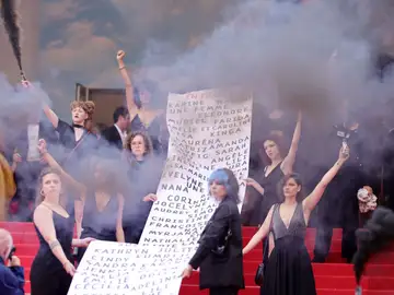 Protesta feminista en Cannes por las 129 mujeres asesinadas en Francia el último año