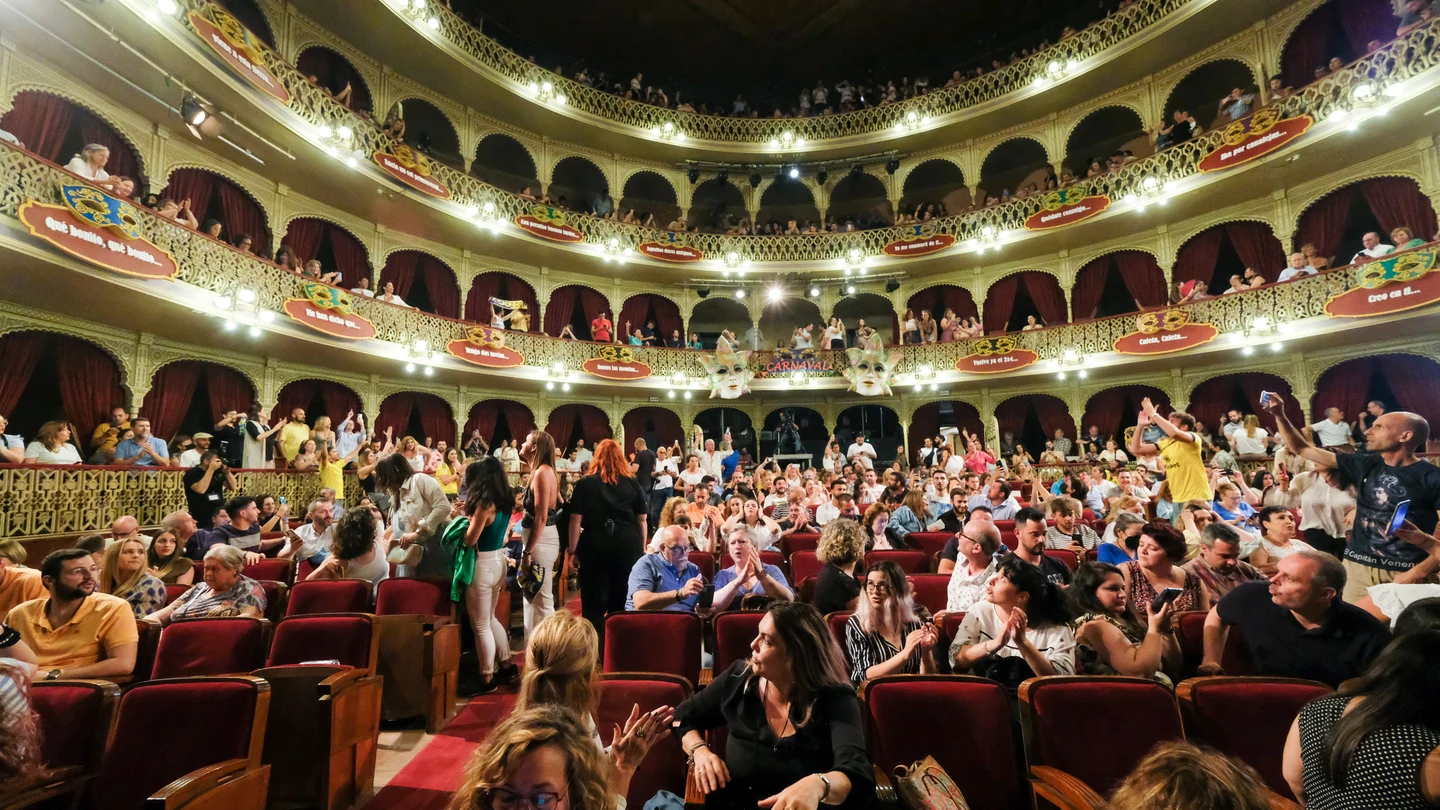 El Gran Teatro Falla 'se cae' con la permanencia del Cádiz C.F El Gran Teatro Falla 'se cae' con la permanencia del Cádiz C.F