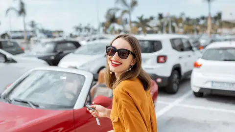 Imagen de archivo de una chica alquilando un coche Imagen de archivo de una chica alquilando un coche