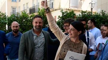 Macarena Olona en una foto junto a Santiago Abascal durante unas jornadas sobre inmigración en Almería.