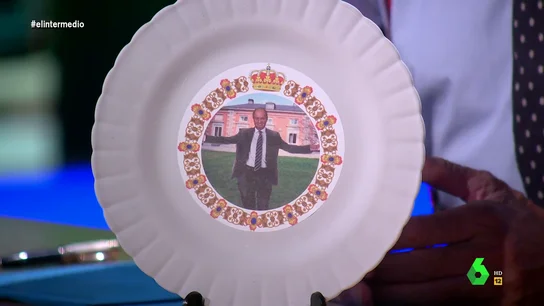 La colección de 'souvenirs' de El Intermedio sobre la visita a España del rey emérito: las joyas que recuerdan sus polémicas La colección de 'souvenirs' de El Intermedio sobre la visita a España del rey emérito: las joyas que recuerdan sus polémicas