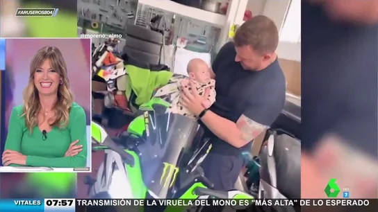 Un padre muestra cómo calmar a un bebé que llora con una moto Un padre muestra cómo calmar a un bebé que llora con una moto