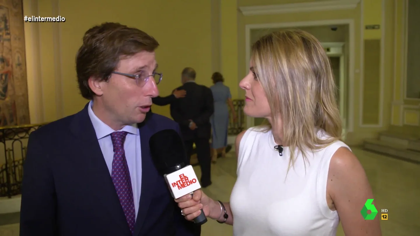 "Le he visto a tope con Ayuso, ¿le duelen las manos de tanto aplaudir?": Martínez-Almeida responde a Andrea Ropero "Le he visto a tope con Ayuso, ¿le duelen las manos de tanto aplaudir?": Martínez-Almeida responde a Andrea Ropero
