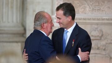 Saludo de Juan Carlos I y el rey Felipe VI en 2014 (Archivo)