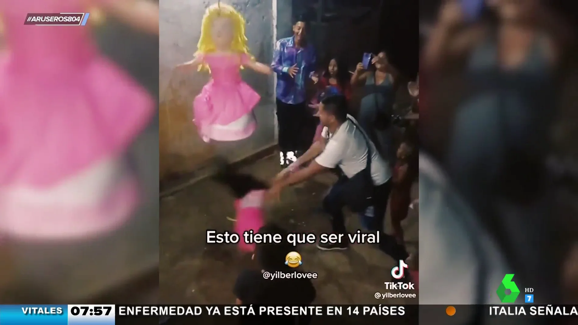 Una niña sale disparada mientras golpea una piñata por culpa de su padre