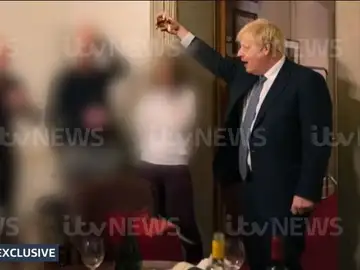 Surgen nuevas fotos del &#39;Partygate&#39; que muestran a Boris Johnson bebiendo y brindando en una fiesta