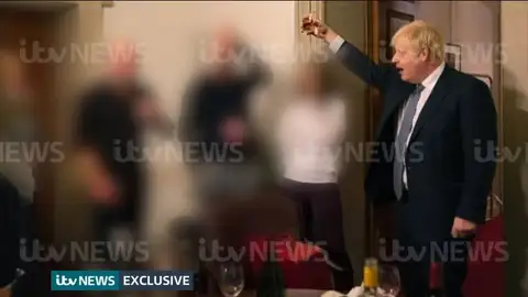 Surgen nuevas fotos del 'Partygate' que muestran a Boris Johnson bebiendo y brindando en una fiesta
