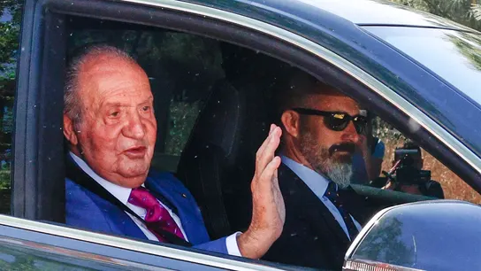 El rey Juan Carlos, a su llegada a Zarzuela. El rey Juan Carlos ya está en Zarzuela para reunirse con su hijo Felipe VI
