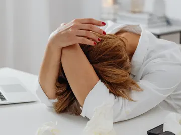 Mujer estresada en su trabajo Mujer estresada en su trabajo