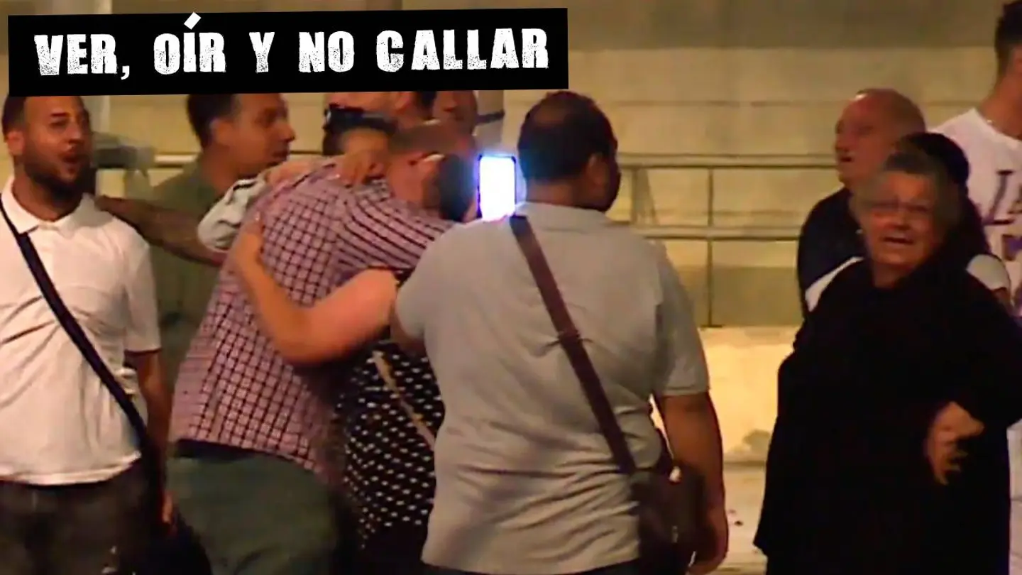 Los familiares reciben a los acusados en Burjassot Los familiares reciben a los acusados en Burjassot