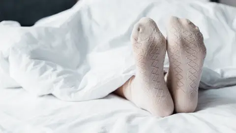 Dormir con los calcetines puestos Dormir con los calcetines puestos