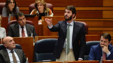 El vicepresidente de la Junta de Castilla y León, Juan García-Gallardo, durante la sesión plenaria celebrada esta tarde en el parlamento regional.