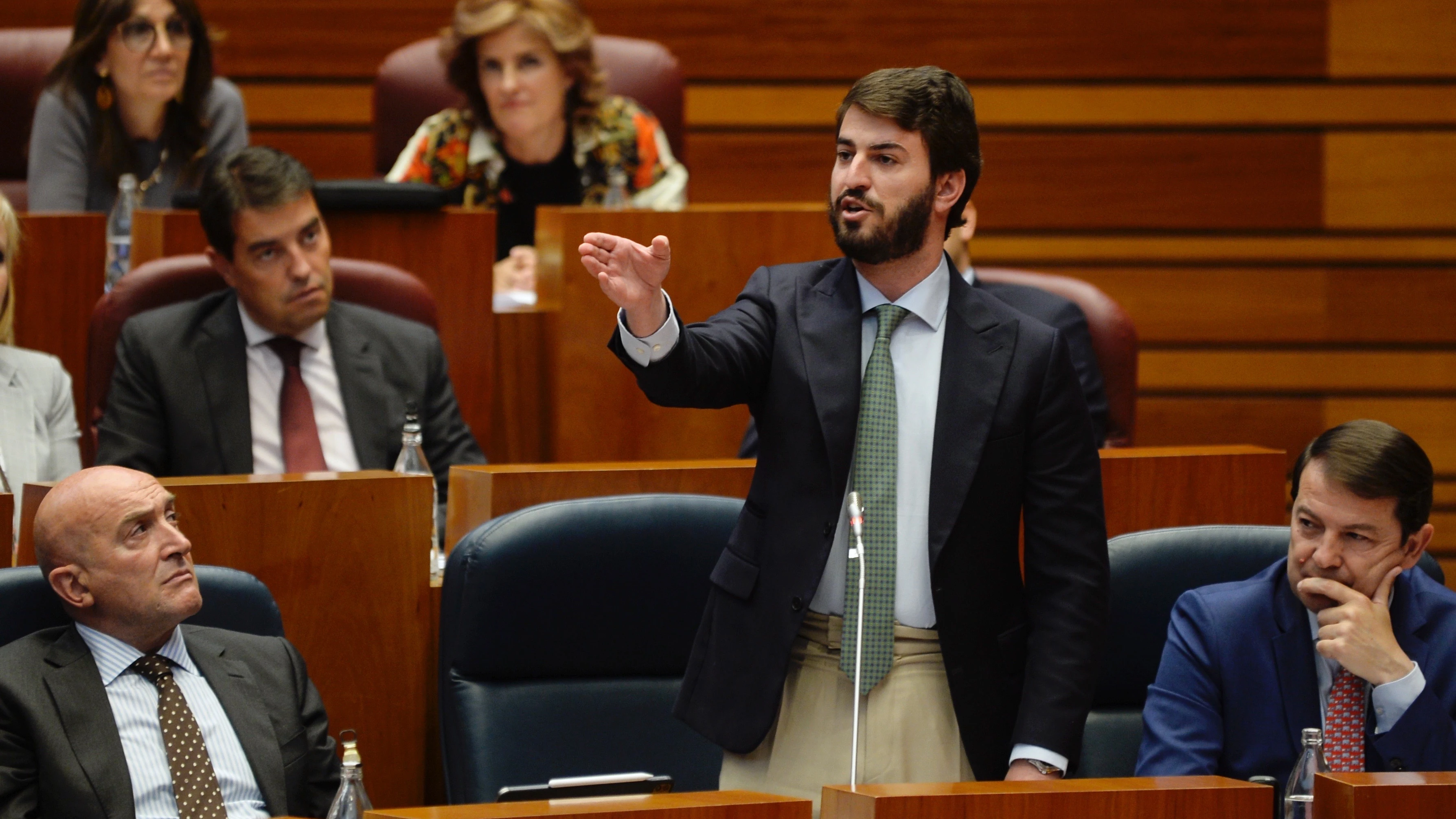 El vicepresidente de la Junta de Castilla y León, Juan García-Gallardo, durante la sesión plenaria celebrada esta tarde en el parlamento regional.