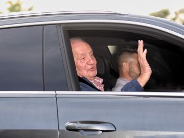 El Rey emérito Juan Carlos I a su salida de Madrid con dirección Abu Dabi.