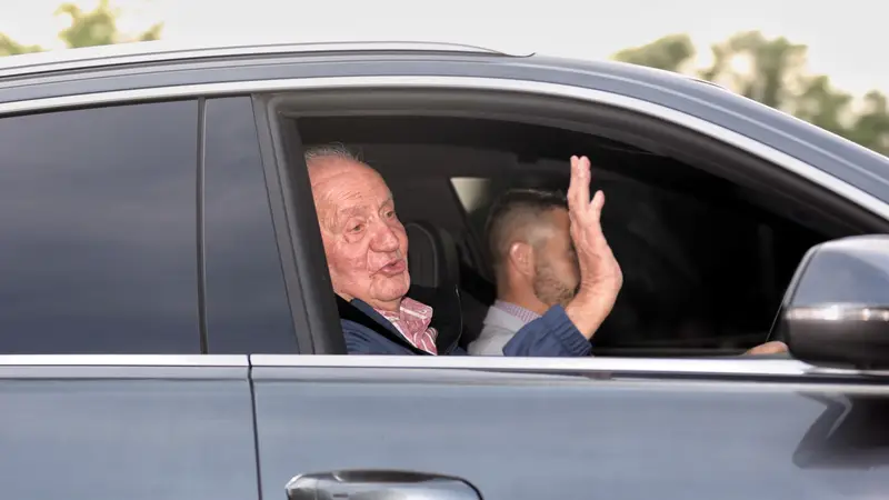 El Rey emérito Juan Carlos I a su salida de Madrid con dirección Abu Dabi.