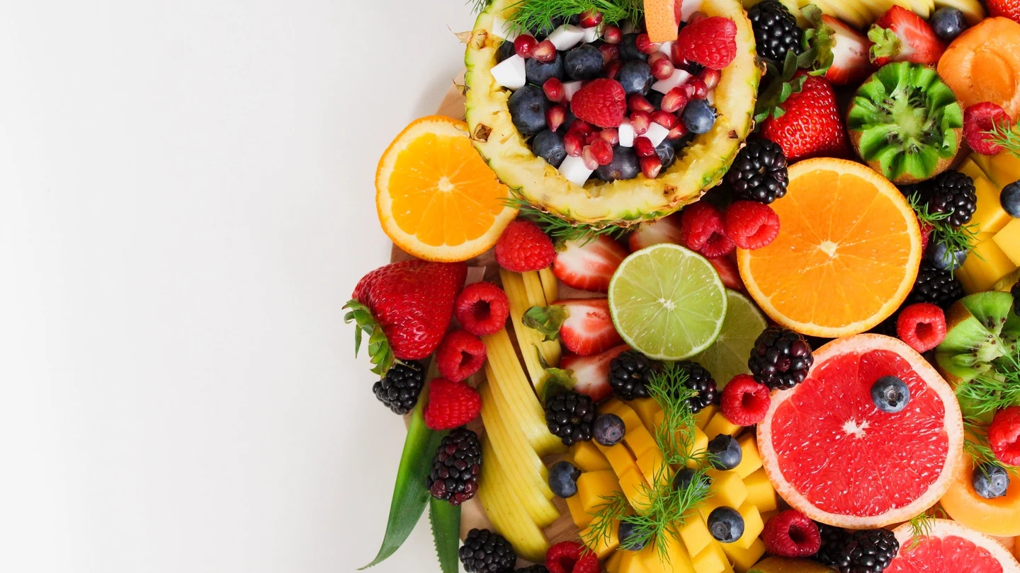 Imagen de archivo de un plato de frutas variadas Imagen de archivo de un plato de frutas variadas