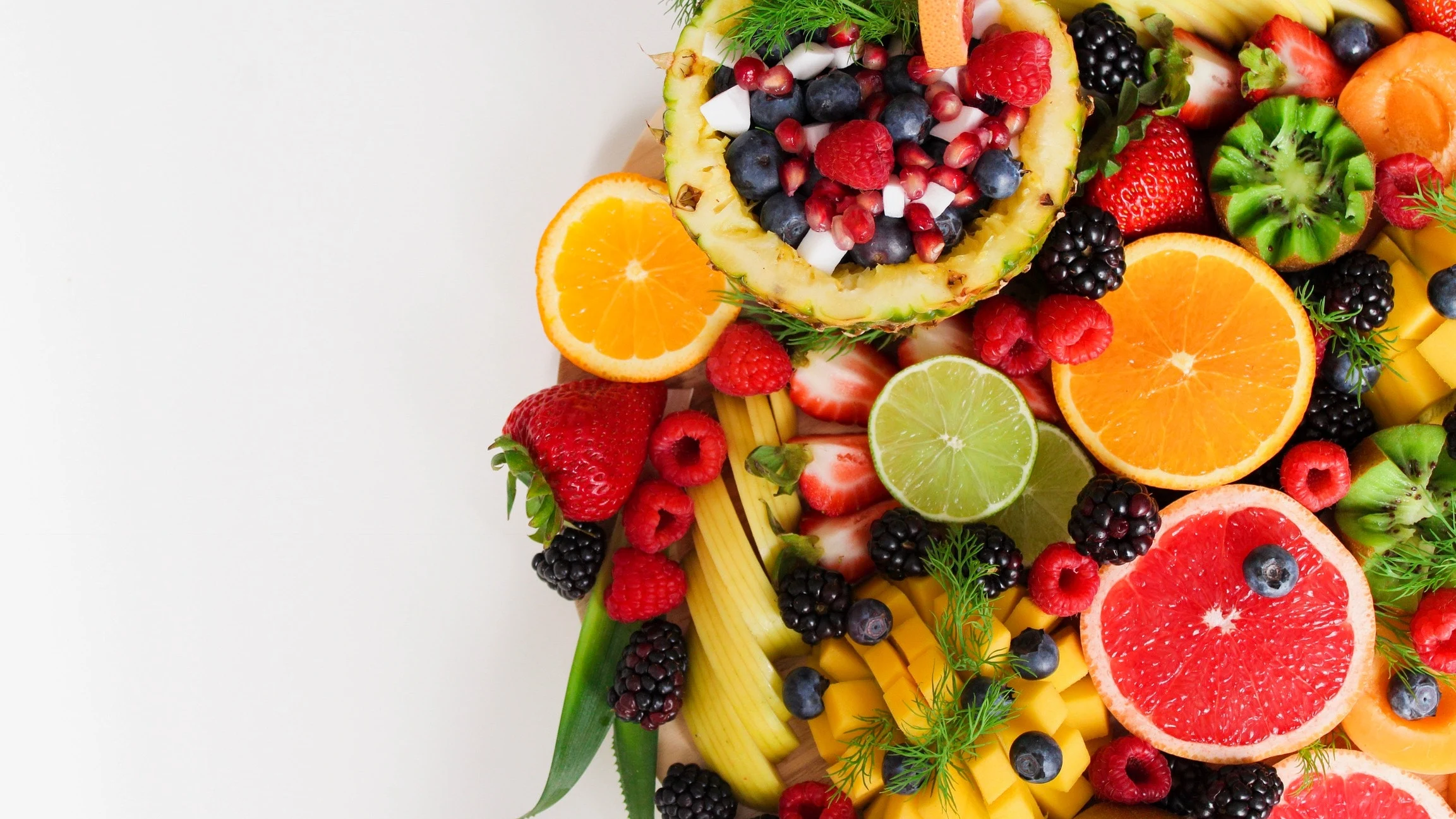 Imagen de archivo de un plato de frutas variadas