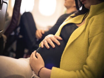 Mujer embarazada volando en avión