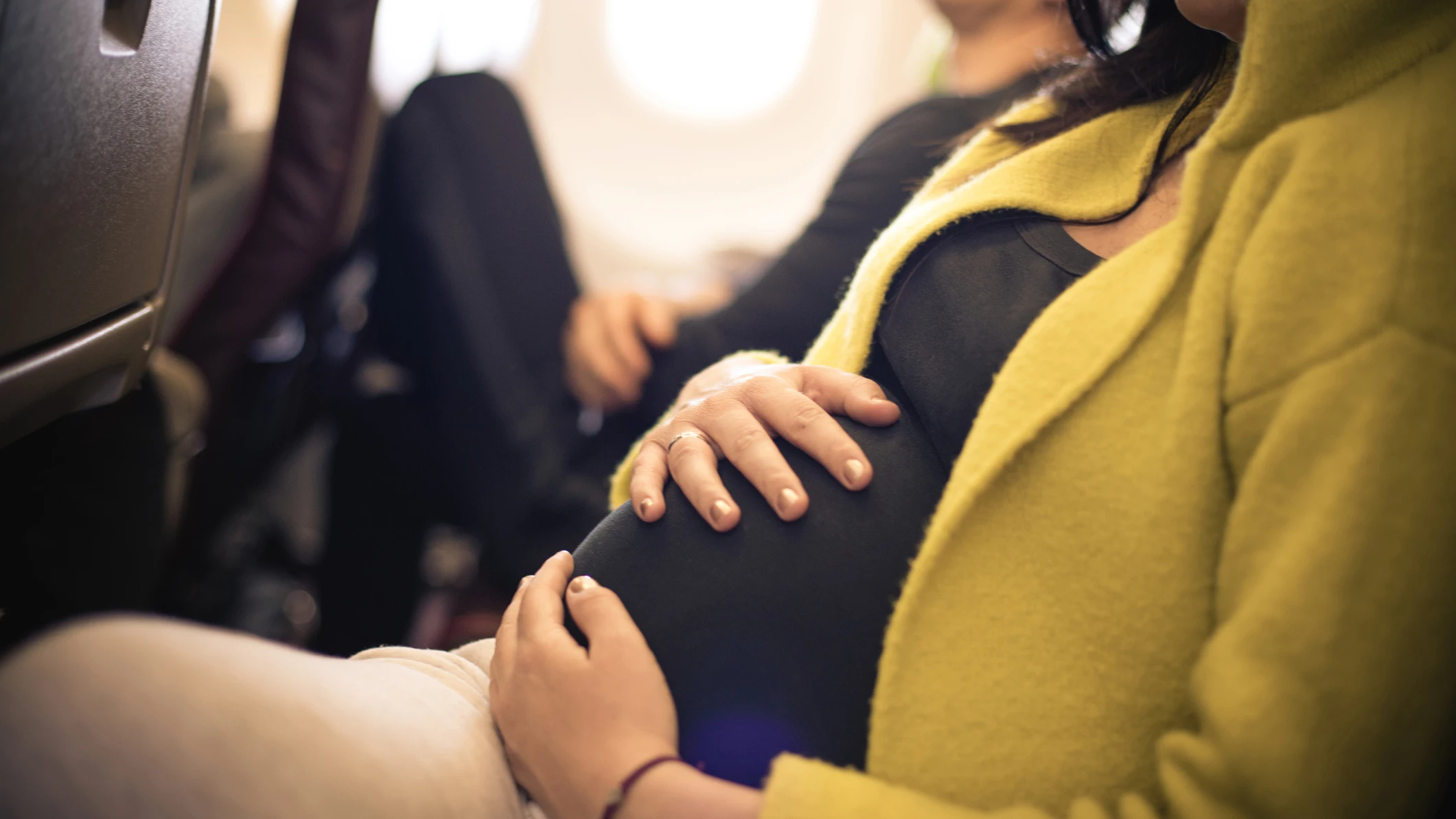 Mujer embarazada volando en avión Mujer embarazada volando en avión