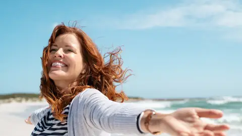 Mujer disfruta de la playa Mujer disfruta de la playa