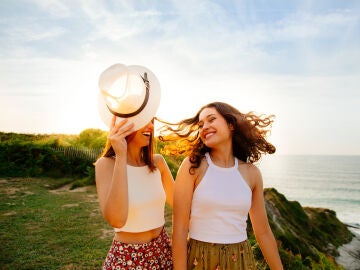 Imagen de dos chicas felices de viaje