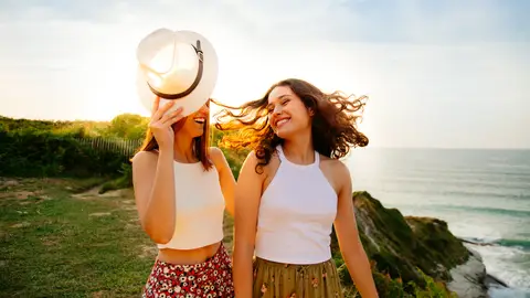 Imagen de dos chicas felices de viaje Imagen de dos chicas felices de viaje