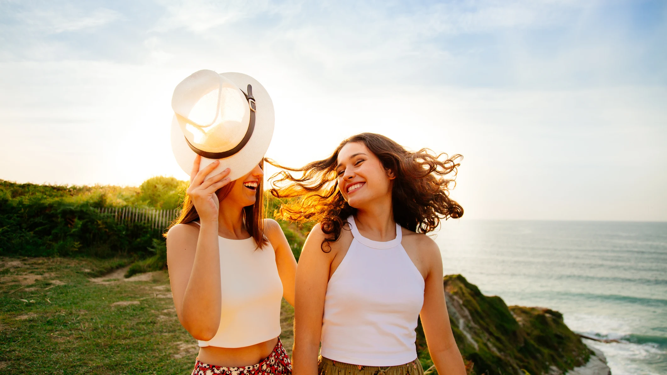 Imagen de dos chicas felices de viaje Imagen de dos chicas felices de viaje