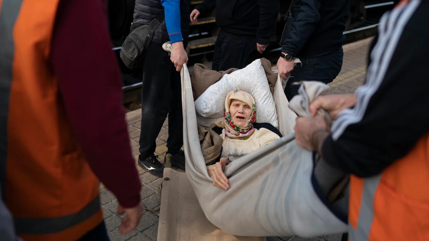 Una anciana es evacuada en Severodonetsk, Ucrania. Una anciana es evacuada en Severodonetsk, Ucrania.
