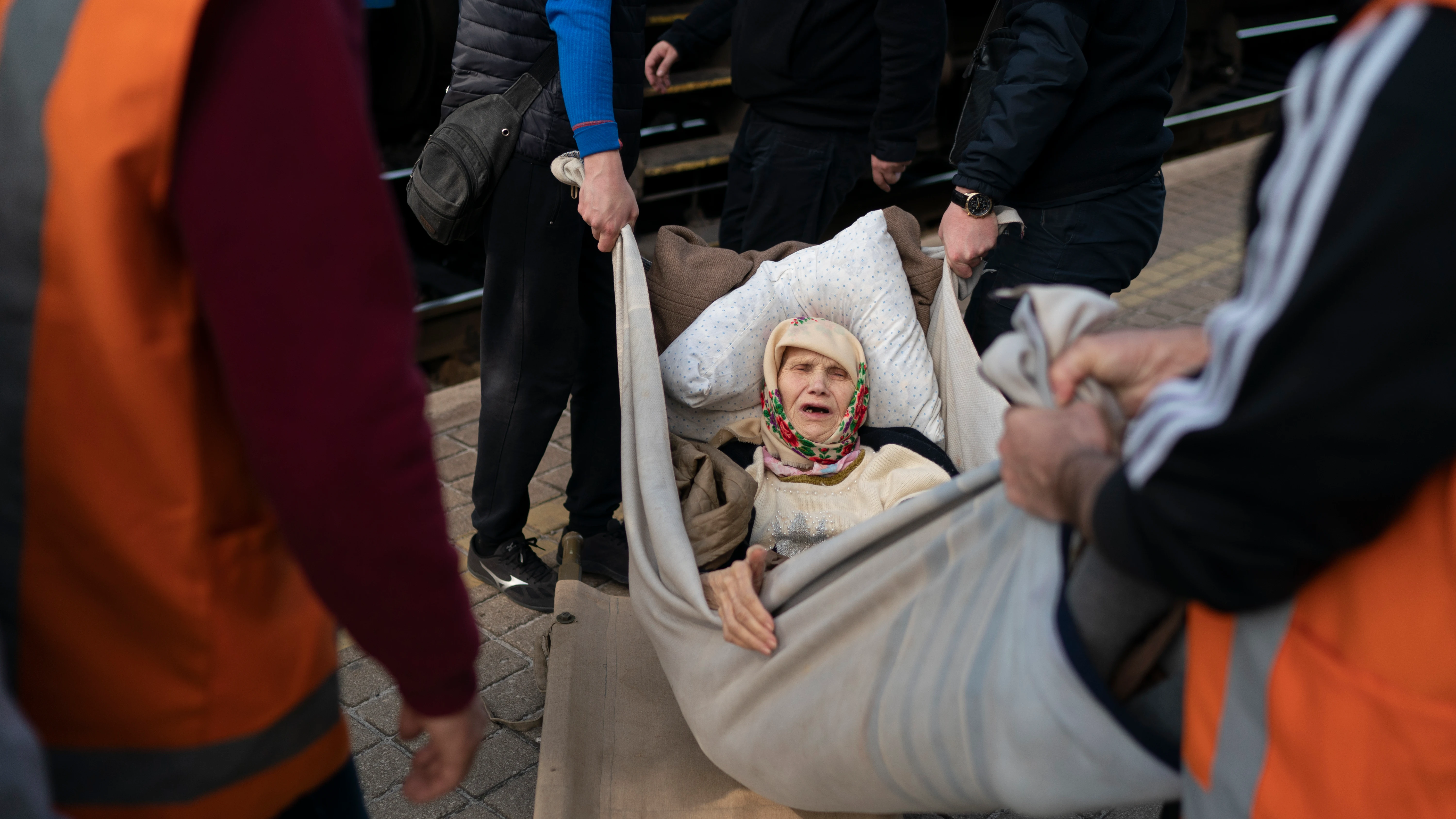 Una anciana es evacuada en Severodonetsk, Ucrania. 