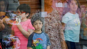 Un niño mira a través de una ventana tras el tiroteo en la Escuela de Primaria Robb, en Texas