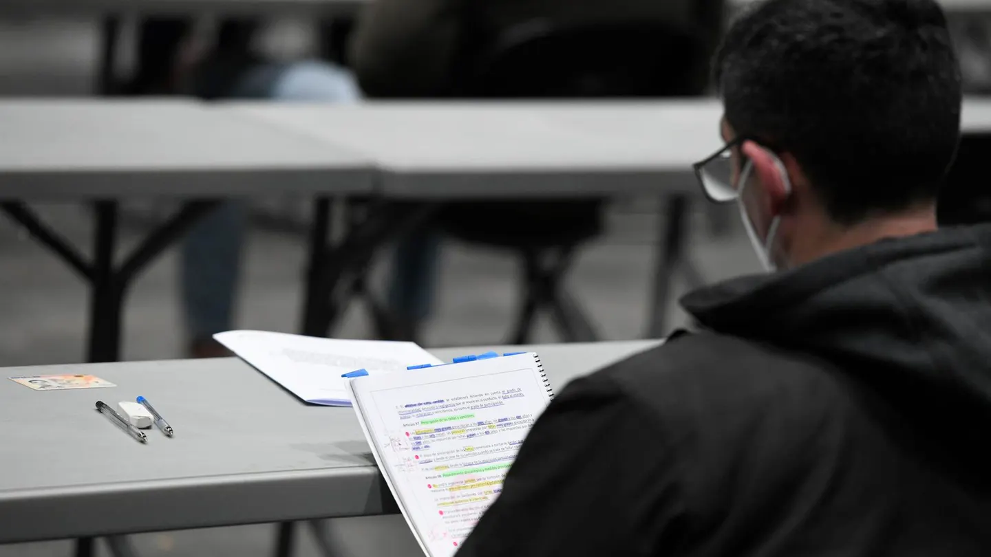 Un opositor revisa sus apuntes antes del examen (imagen de archivo) Un opositor revisa sus apuntes antes del examen (imagen de archivo)