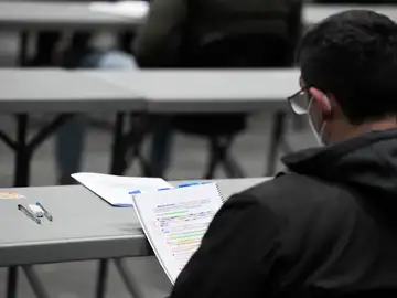 Un opositor revisa sus apuntes antes del examen (imagen de archivo)