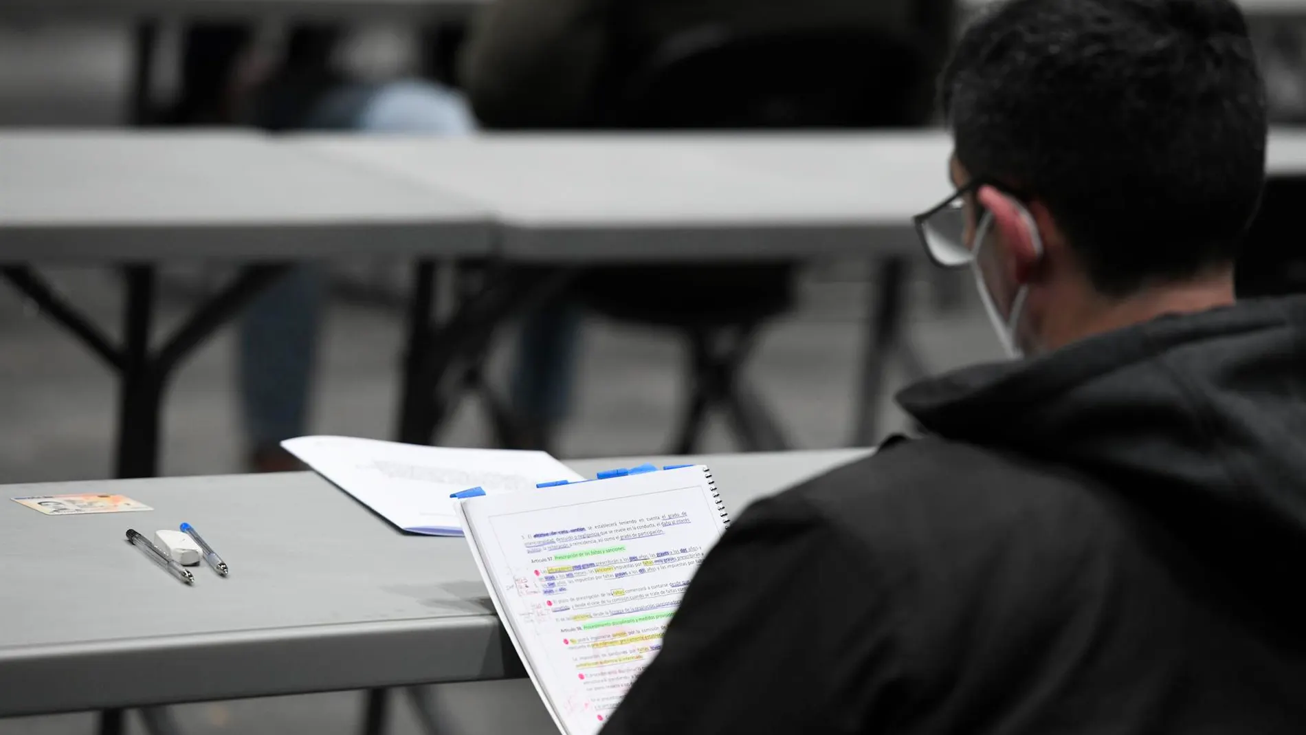 Un opositor revisa sus apuntes antes del examen (imagen de archivo)
