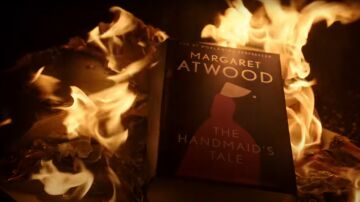 La escritora Margaret Atwood intenta quemar el exclusivo ejemplar de su libro.