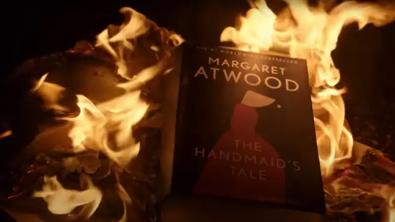 La escritora Margaret Atwood intenta quemar el exclusivo ejemplar de su libro.