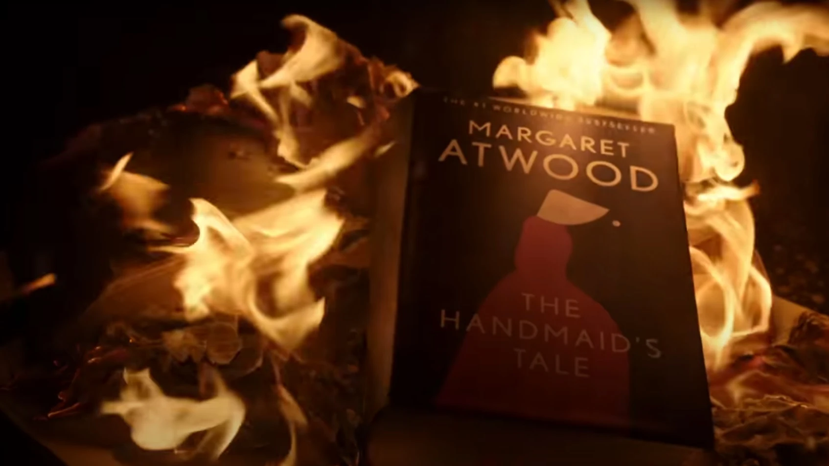 La escritora Margaret Atwood intenta quemar el exclusivo ejemplar de su libro. La escritora Margaret Atwood intenta quemar el exclusivo ejemplar de su libro.