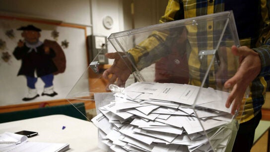 Imagen de archivo de una mesa electoral