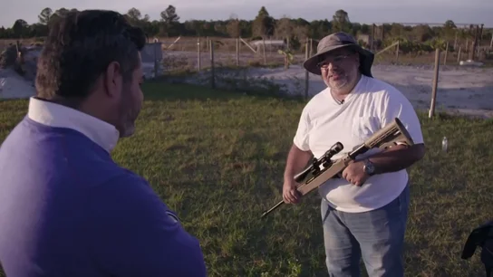 Un español residente en EE.UU. explica a Jalis de la Serna su afición por las armas: "Son para divertirme" Un español residente en EE.UU. explica a Jalis de la Serna su afición por las armas: "Son para divertirme"