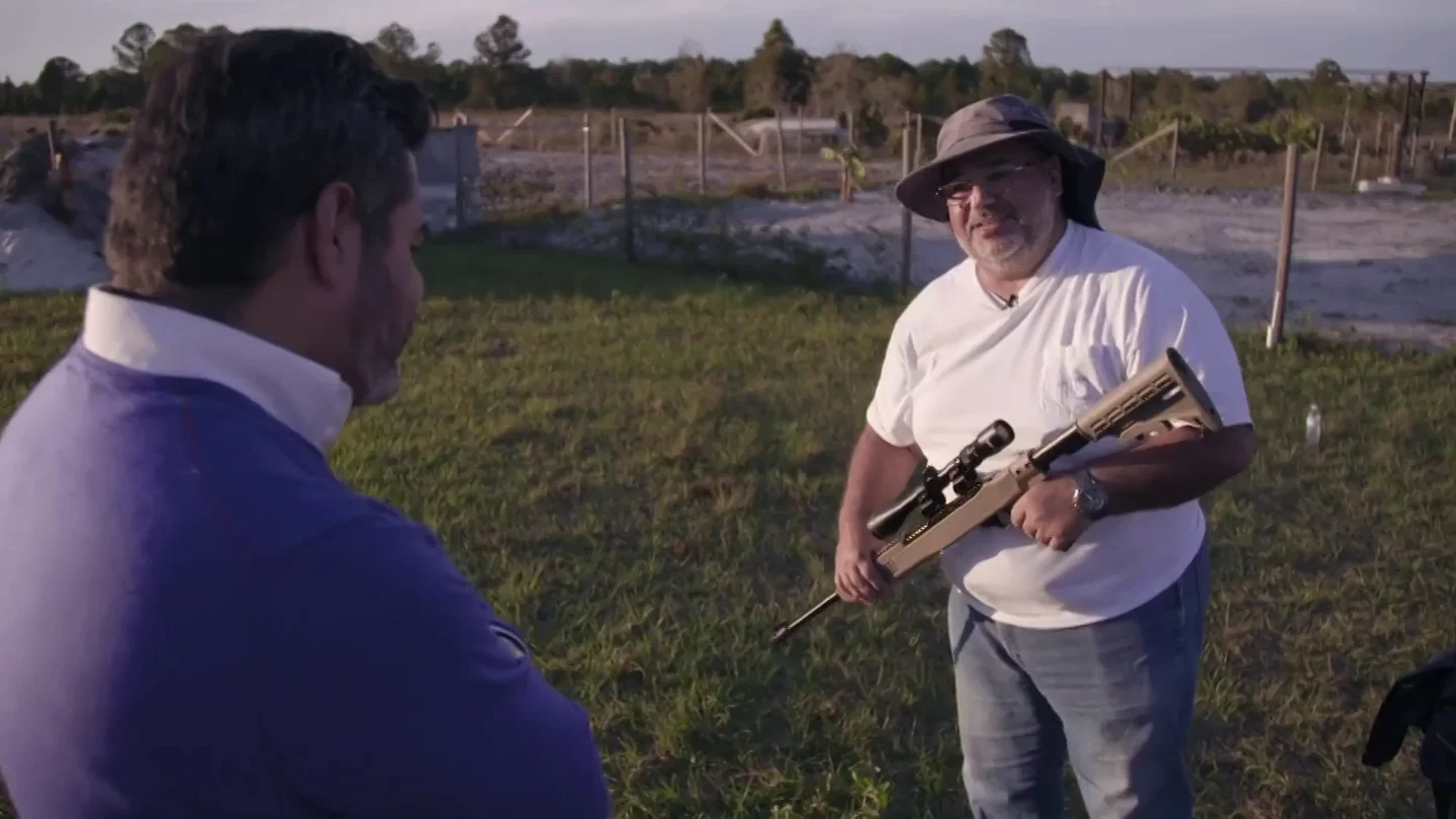 Un español residente en EE.UU. explica a Jalis de la Serna su afición por las armas: "Son para divertirme" Un español residente en EE.UU. explica a Jalis de la Serna su afición por las armas: "Son para divertirme"