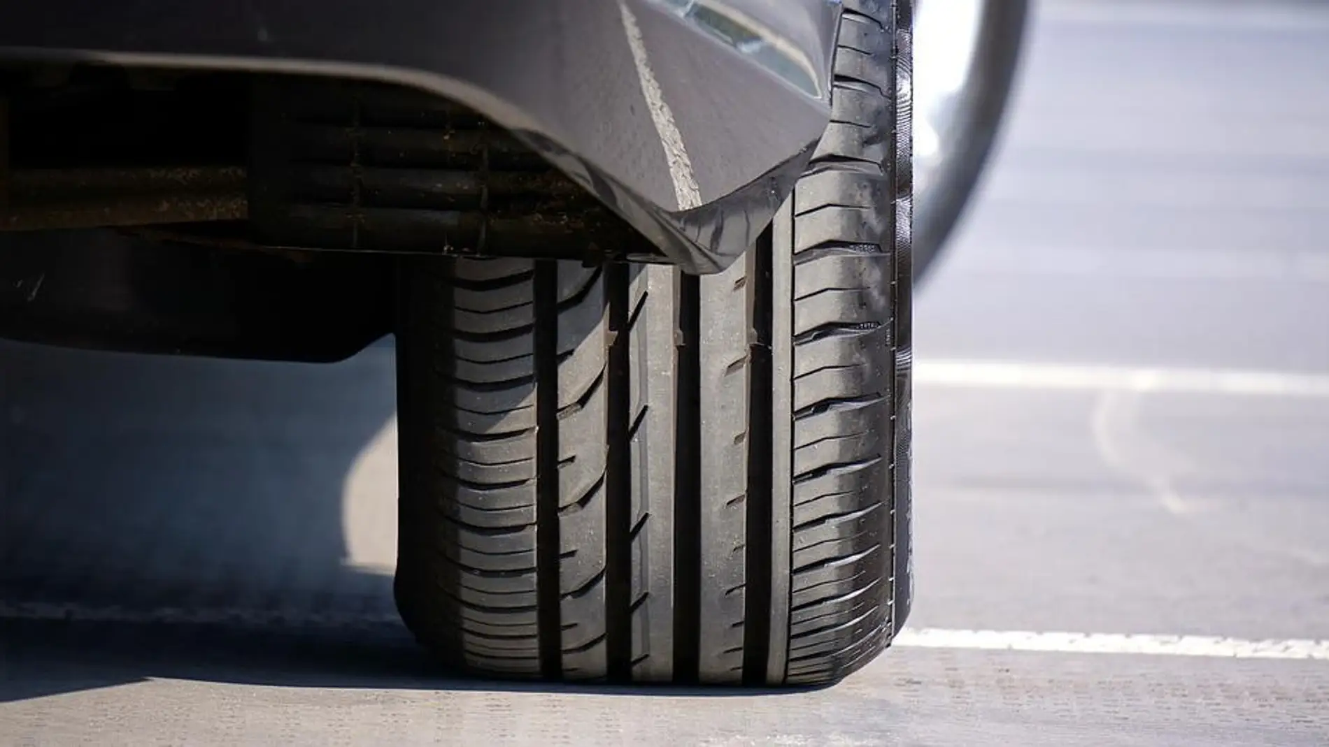 El truco infalible para abrillantar tus neumáticos como nuevos