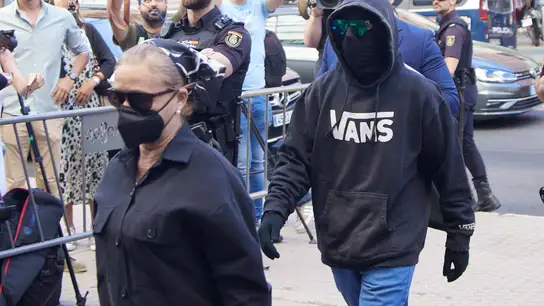 Llegada a los juzgados de Francisco Javier García, conocido como 'El Cuco' y de su madre, Rosalía García- Llegada a los juzgados de Francisco Javier García, conocido como 'El Cuco' y de su madre, Rosalía García-