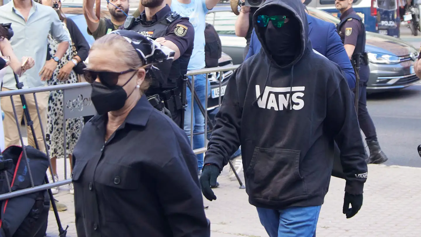 Llegada a los juzgados de Francisco Javier García, conocido como 'El Cuco' y de su madre, Rosalía García- Llegada a los juzgados de Francisco Javier García, conocido como 'El Cuco' y de su madre, Rosalía García-