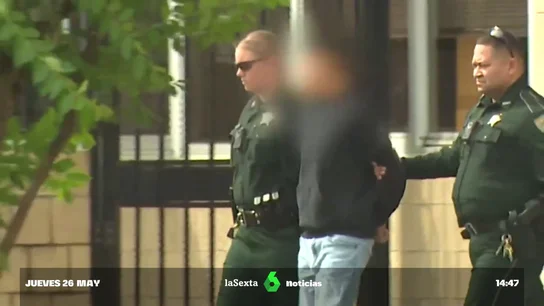 Detienen a un estudiante con dos rifles a las afueras de un instituto en Texas tras la masacre en un colegio Tan solo horas después de la masacre
